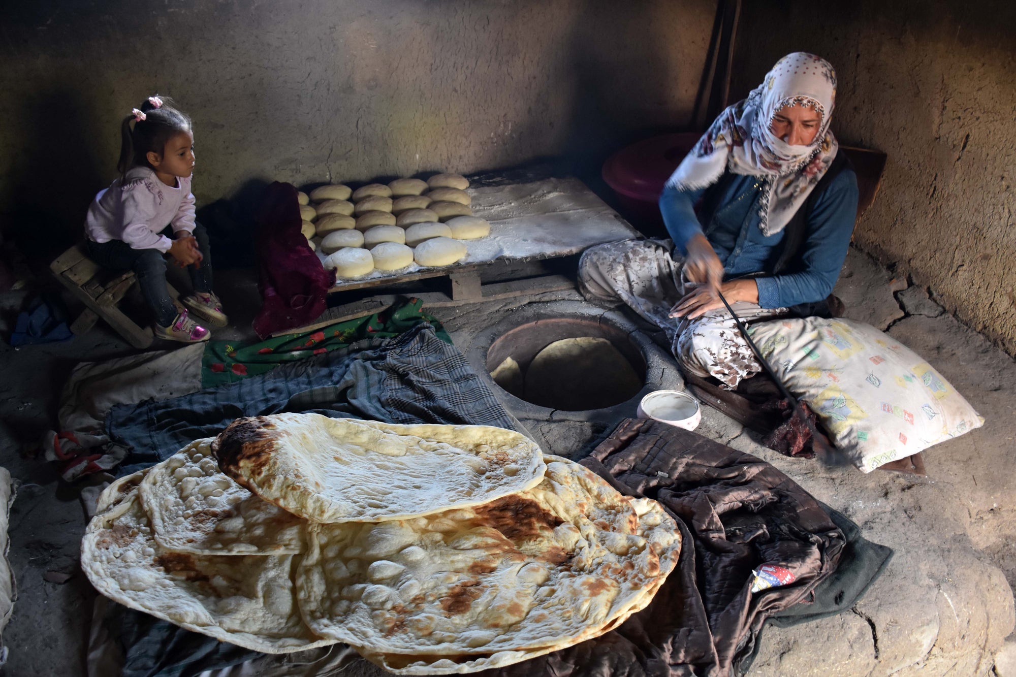 Yigit qizni ogziga qotogini olib, oxiridan sorishni majbur qildi.